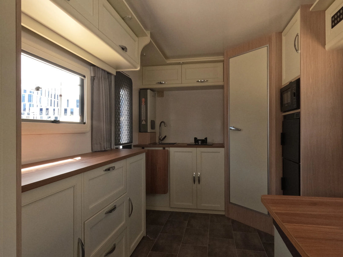 Lightweight 4-Person Compact Travel Trailer Mini Camper Aluminum Recreational Vehicle