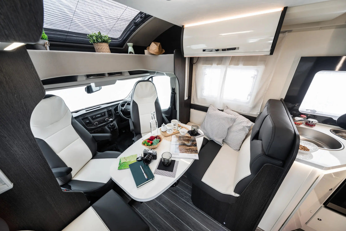 Luxury Motorhome Caravan Expedition Model with Solar Panels, 4-Person Capacity, 5200mm Length, Fiberglass Construction