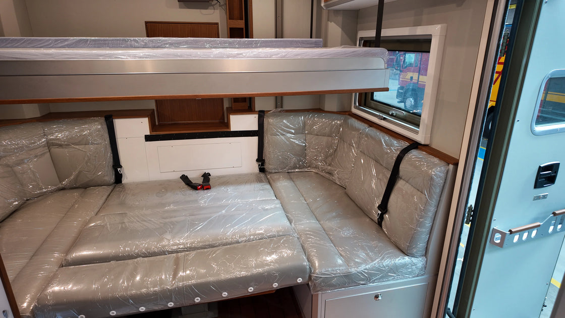 Zhenxiang Luxury 4x4 Camper Caravan RV with Kitchen for 4-6 Persons, Aluminum Composite Panels, Green, 5995*2550*3950mm