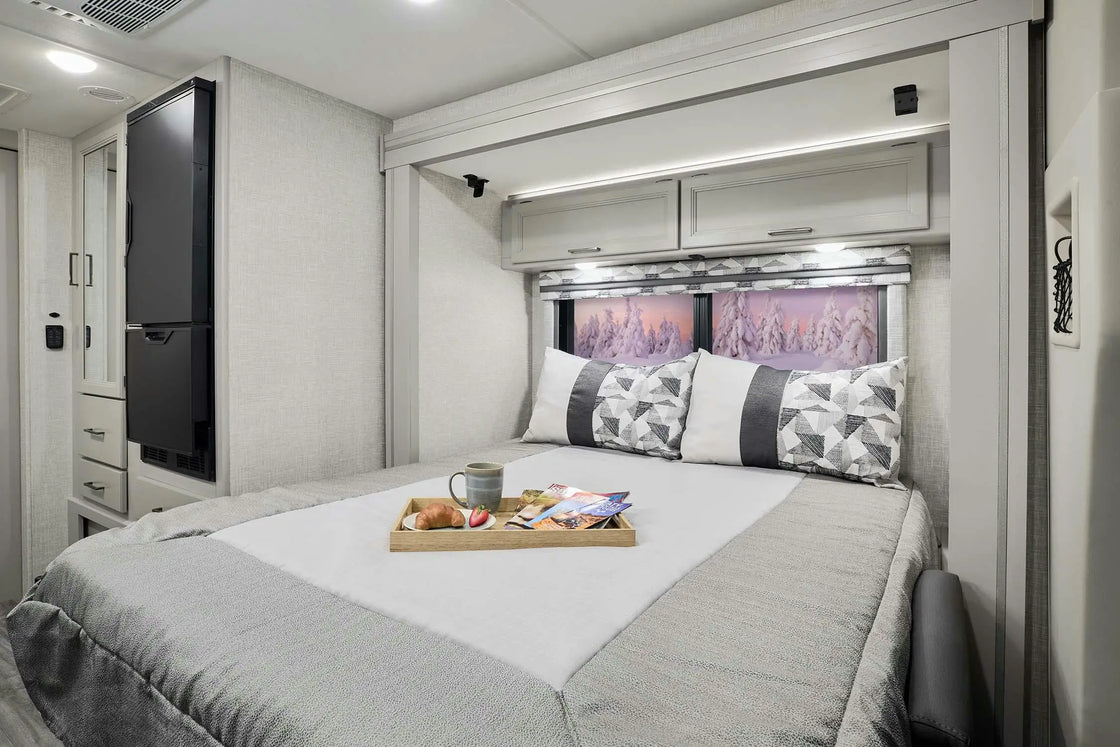 Luxury Motorhome Caravan with Toilet and Bathroom, One Bedroom, 4-6 Passenger Capacity, Fiberglass Construction, Custom Color Options