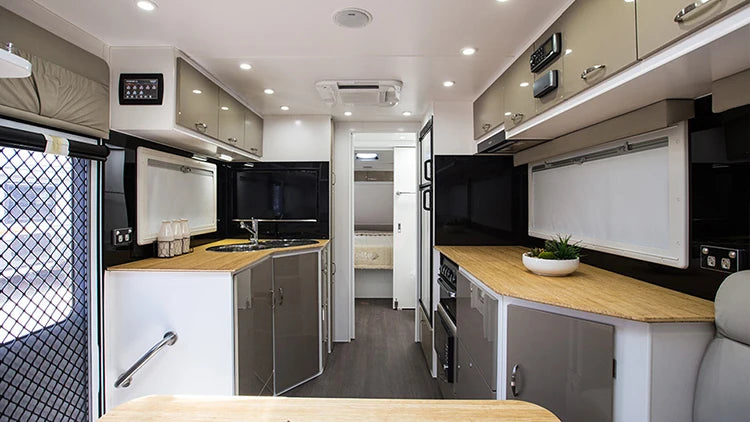 21ft Off Road Family Caravan with Manual Awning, 4-Person Capacity, Aluminum and FRP Construction, Customized Color