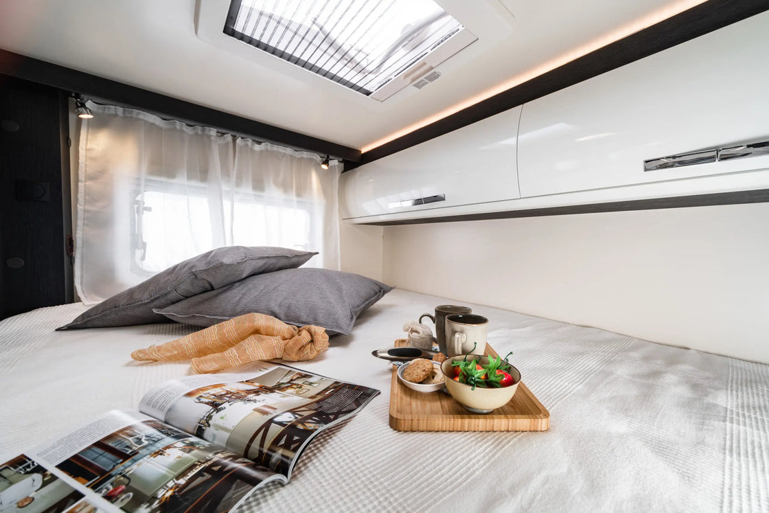 Luxury Motorhome Caravan Expedition Model with Solar Panels, 4-Person Capacity, 5200mm Length, Fiberglass Construction