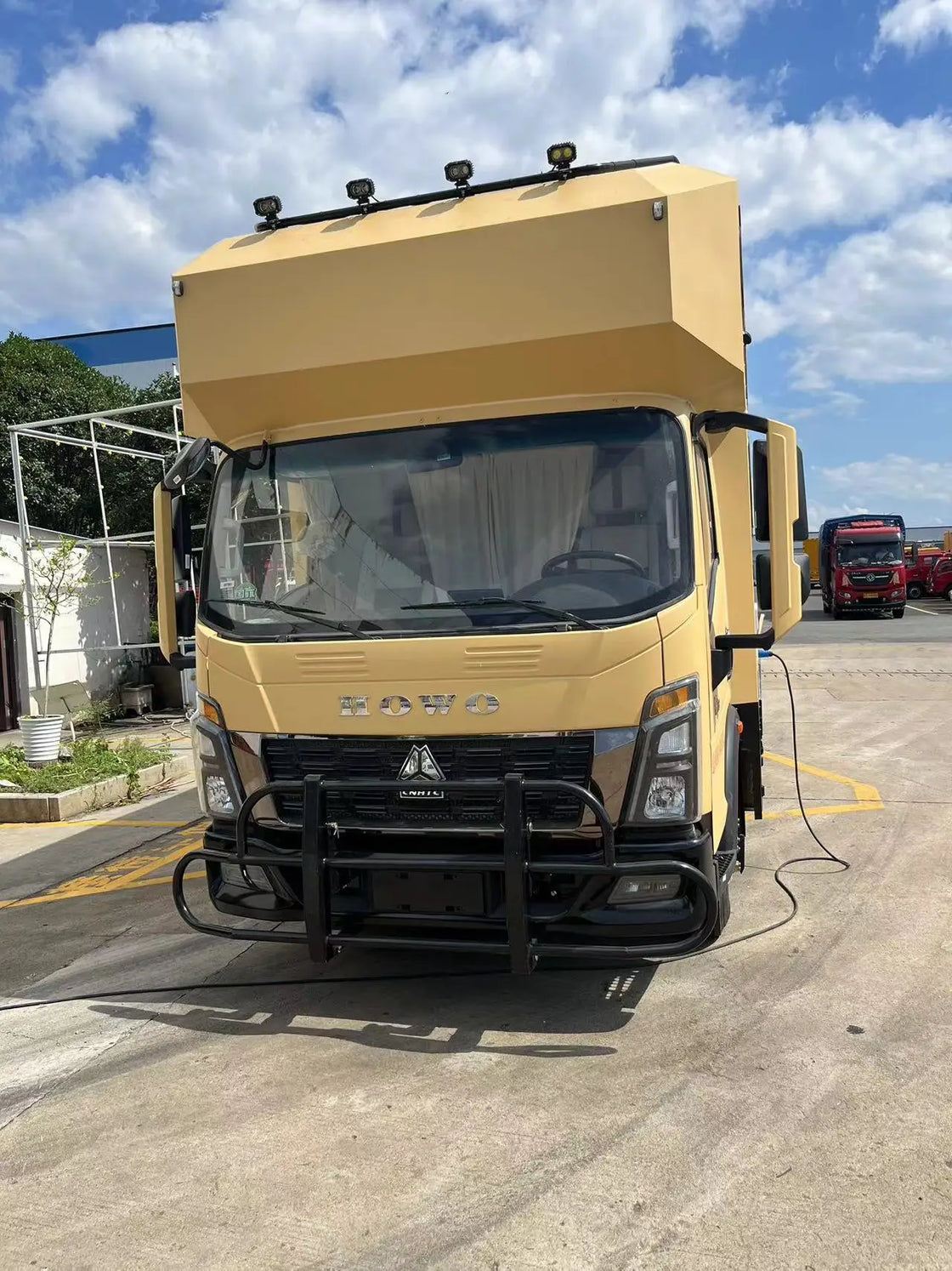 HOWO 4x4 Pop-up Roof Movable Recreational Vehicle for Camping and Travel, New, Automatic Transmission, EURO 6, Gasoline, Dimensions 5995x2490x3400 mm, Max Payload 6495 kg, Includes Kitchen and Bathroom Features