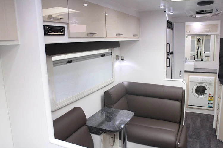 21ft Off Road Family Caravan with Manual Awning, 4-Person Capacity, Aluminum and FRP Construction, Customized Color