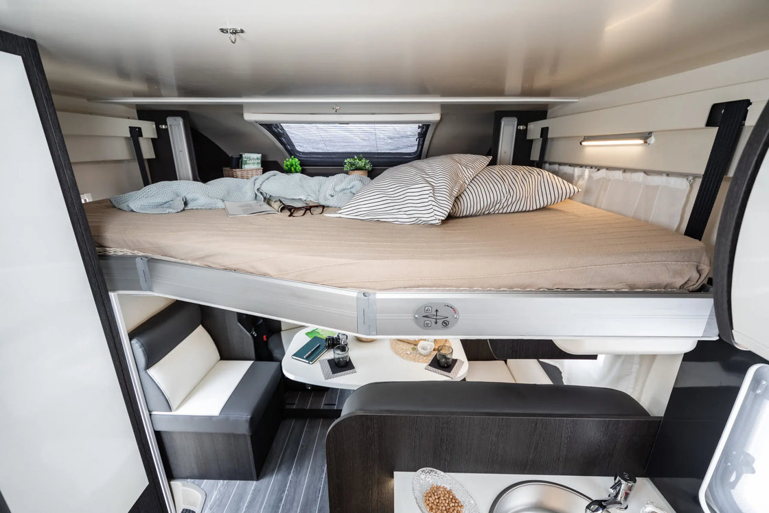 Luxury Motorhome Caravan Expedition Model with Solar Panels, 4-Person Capacity, 5200mm Length, Fiberglass Construction