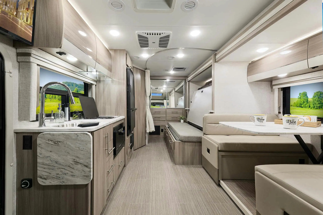 Luxury Motorhome Caravan with Toilet and Bathroom, One Bedroom, 4-6 Passenger Capacity, Fiberglass Construction, Custom Color Options