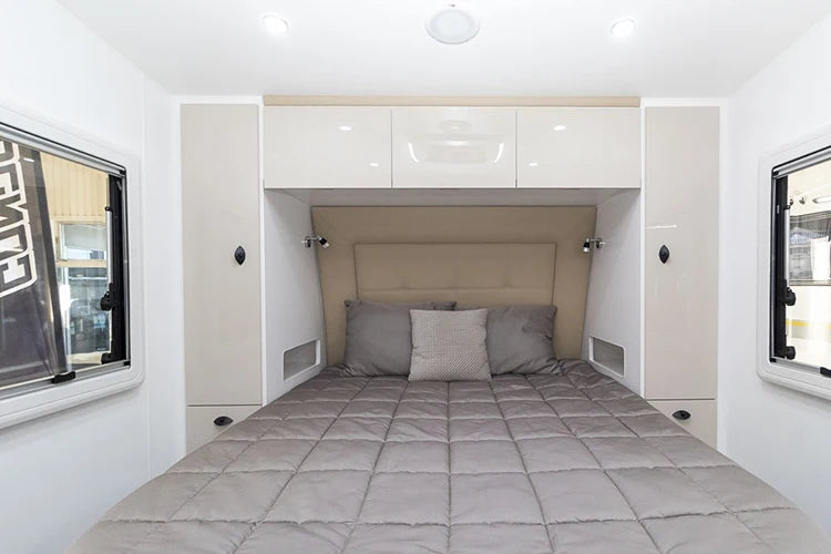 21ft Off Road Family Caravan with Manual Awning, 4-Person Capacity, Aluminum and FRP Construction, Customized Color